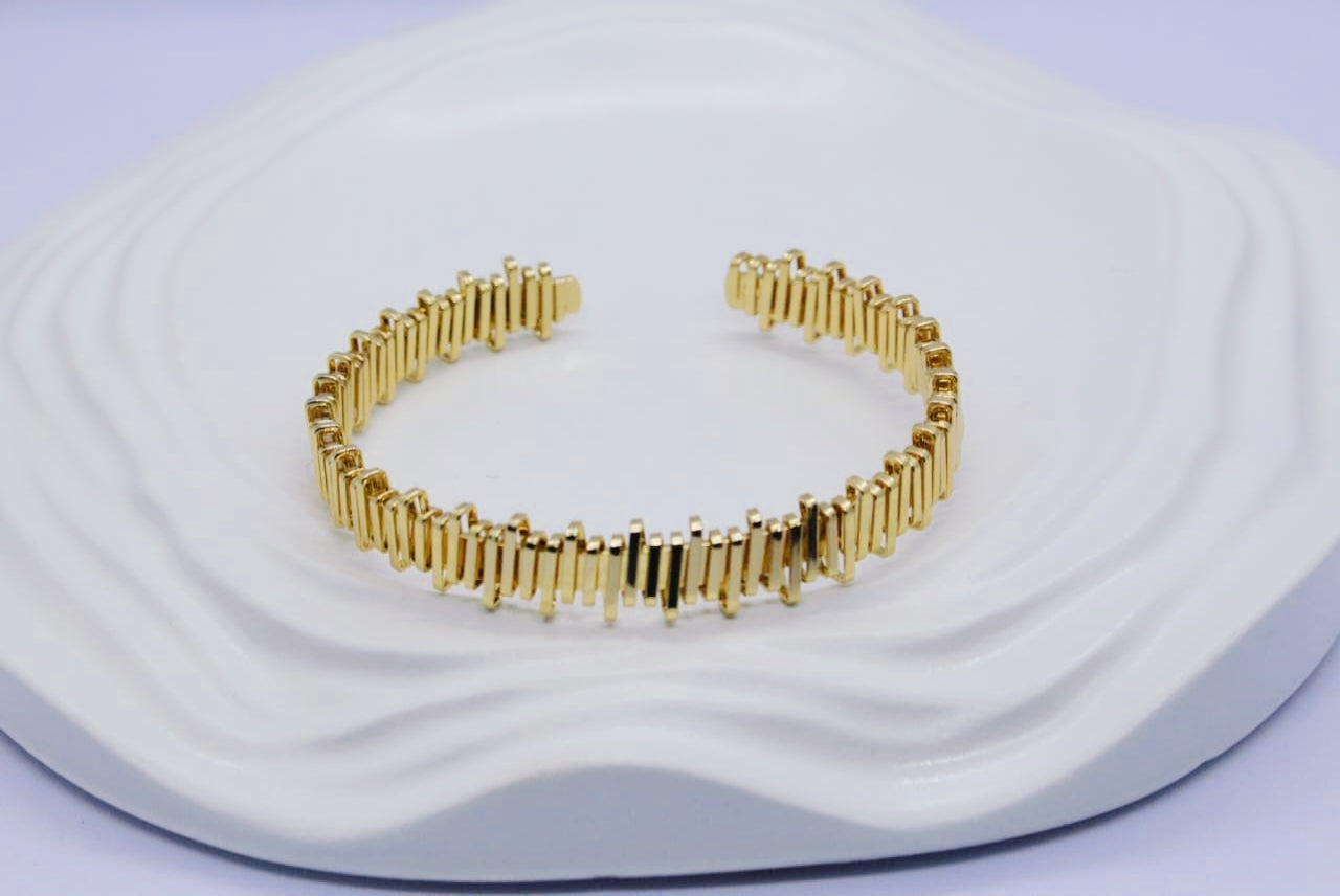 Glean Wave Golden Bangle Bracelet (FREE SIZE)
