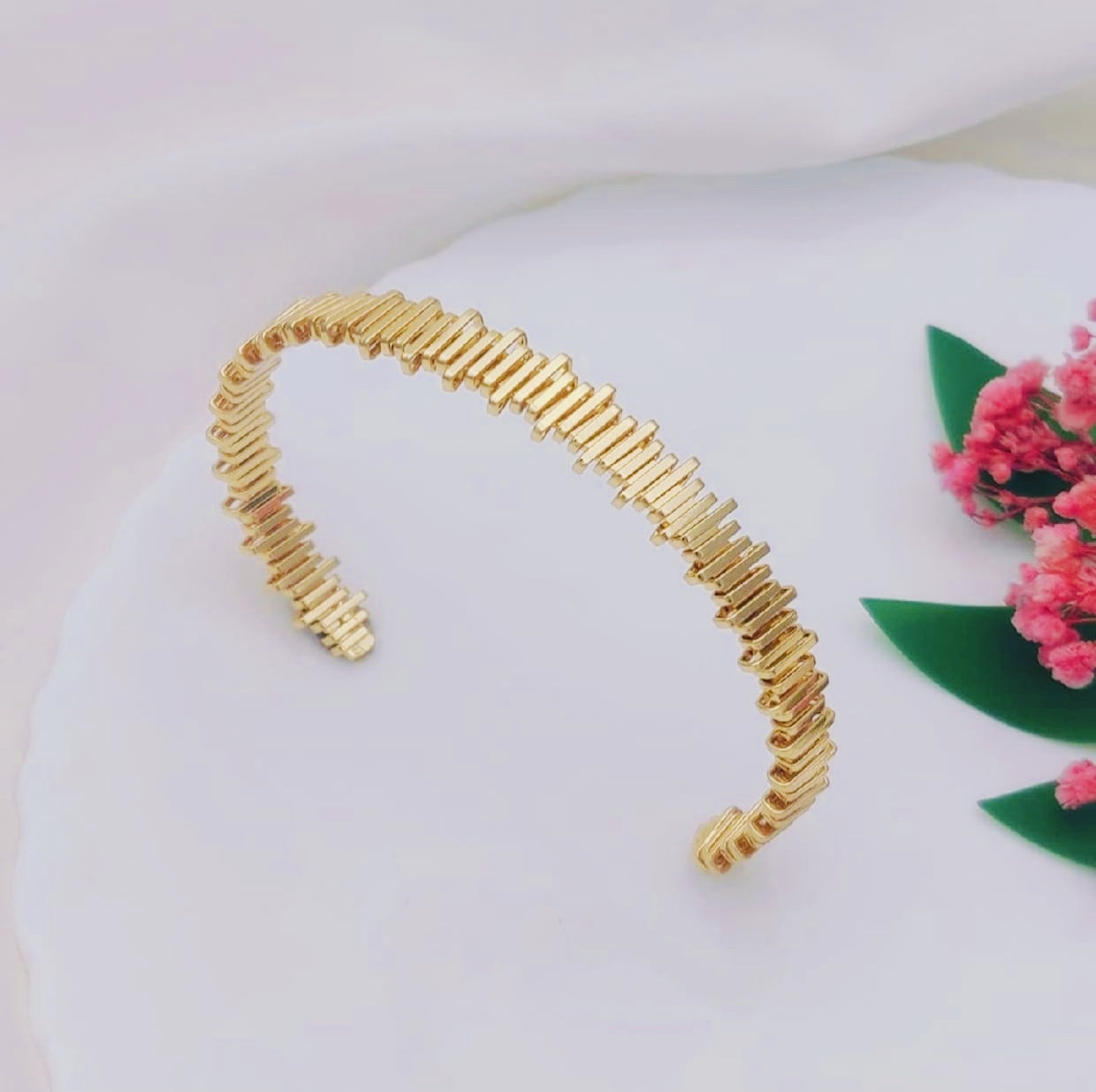 Glean Wave Golden Bangle Bracelet (FREE SIZE)