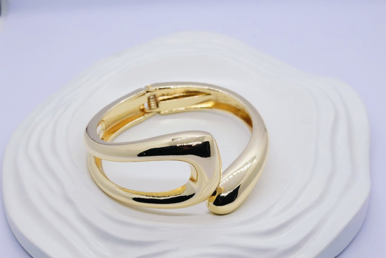 The Midas Curve Bangle Bracelet (FREE SIZE)